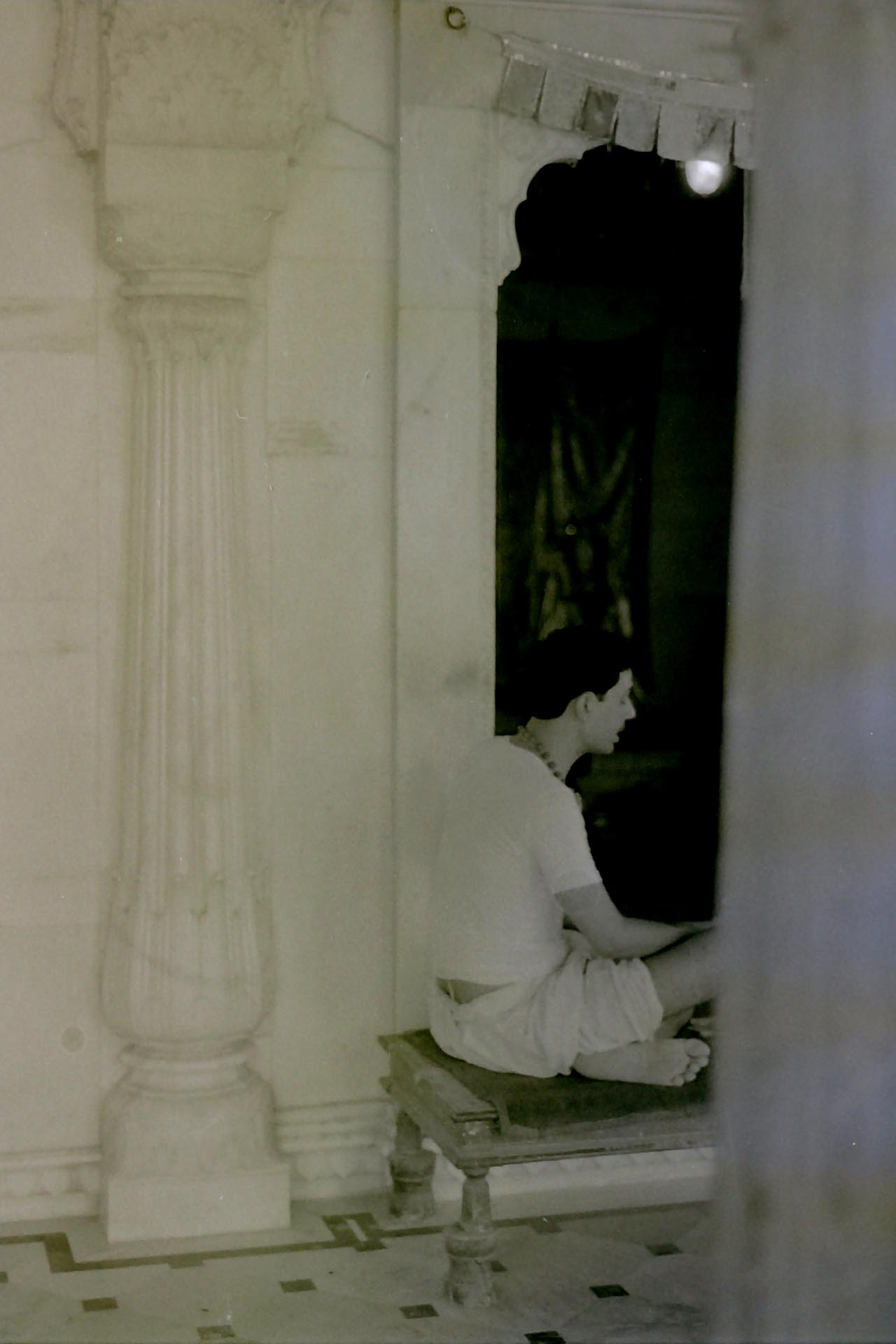 036-Bramino che prega nel Tempio,India 1990