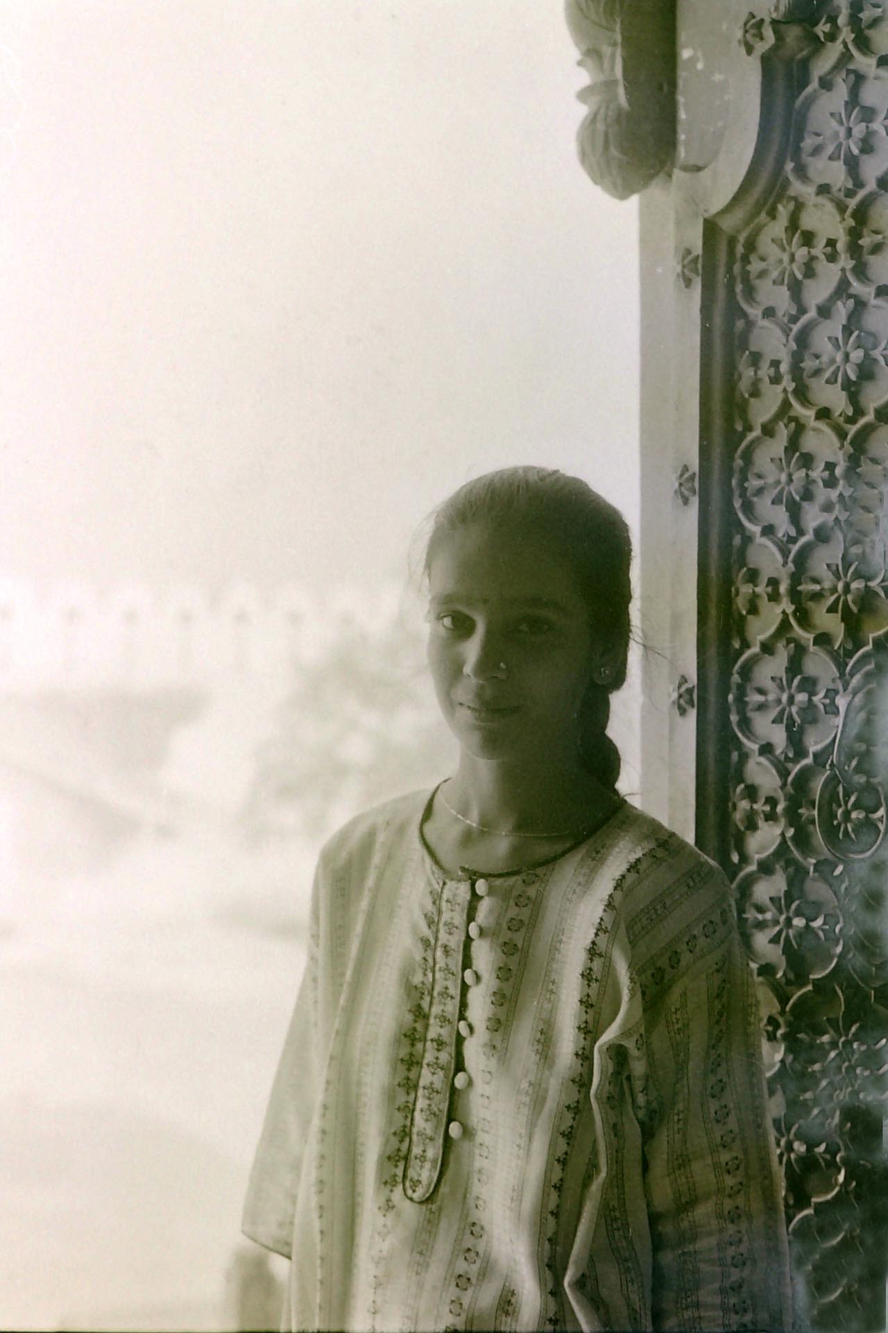 Ragazza indiana sulla porta del tempio di jaipur,1990